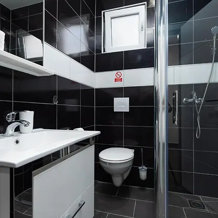 ゲストハウス And Flora