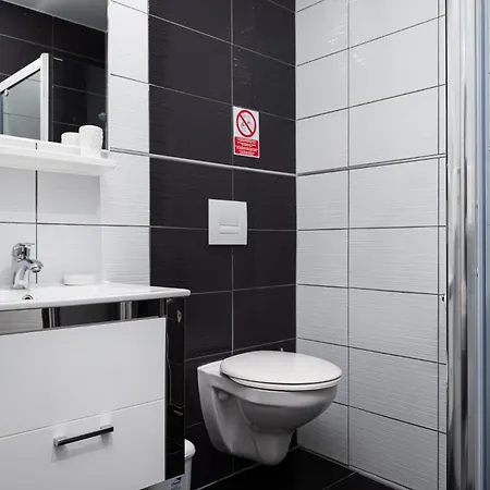 ゲストハウス And Flora