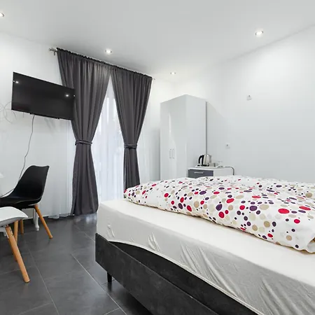 ゲストハウス And Flora