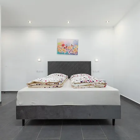 And Flora ゲストハウス 3*