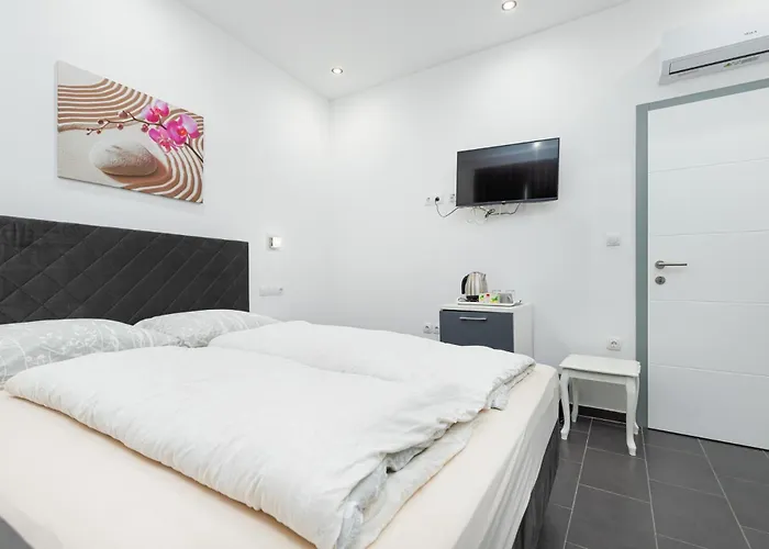 Guest house And Flora 3*