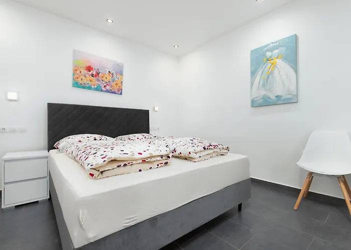 And Flora Guest house