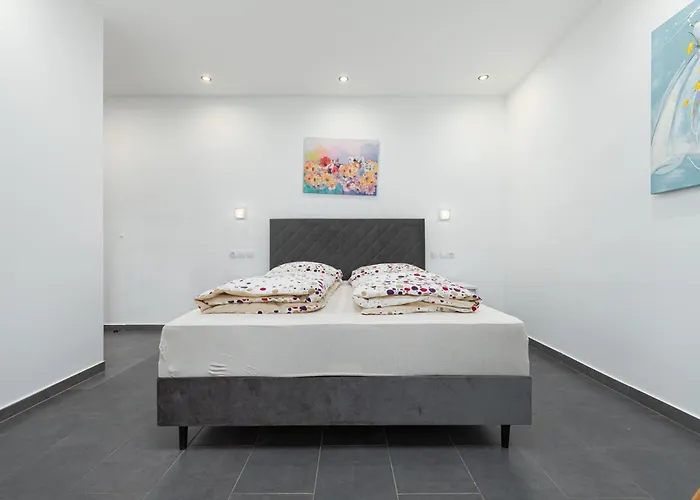 And Flora Guest house 3*