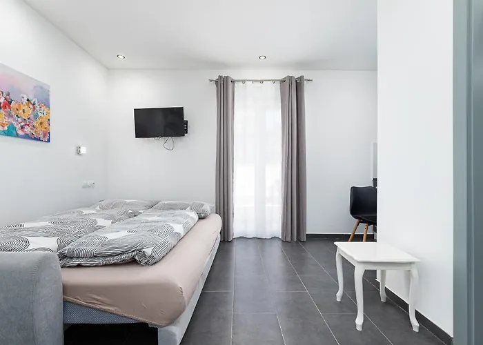 Guest house And Flora 3*