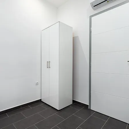 And Flora Пореч