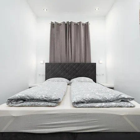 And Flora Пореч