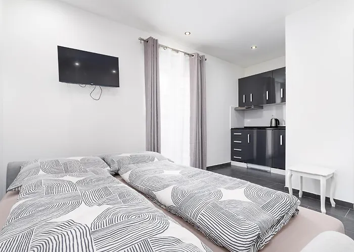 Gasthuis And Flora Poreč