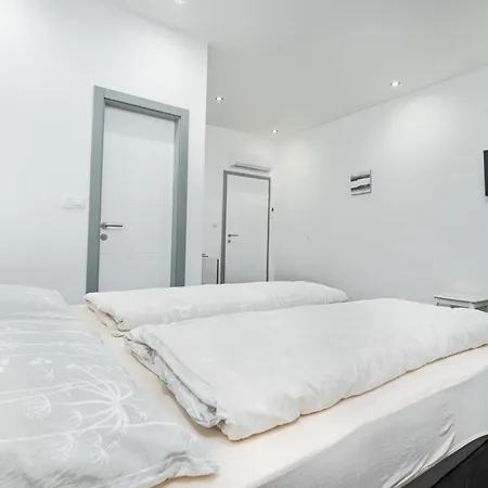 招待所 And Flora 波雷奇