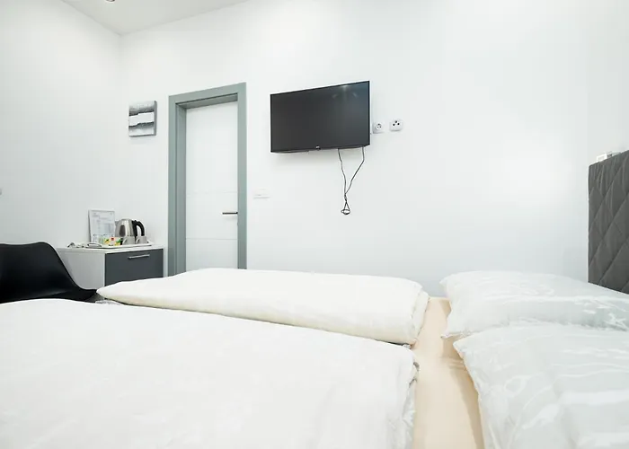 And Flora 3* 波雷奇